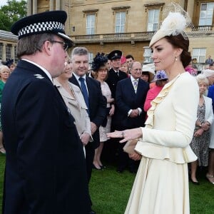 Kate Middleton, en Alexander McQueen, lors d'une garden party organisée dans les jardins de Buckingham Palace le 24 mai 2016.