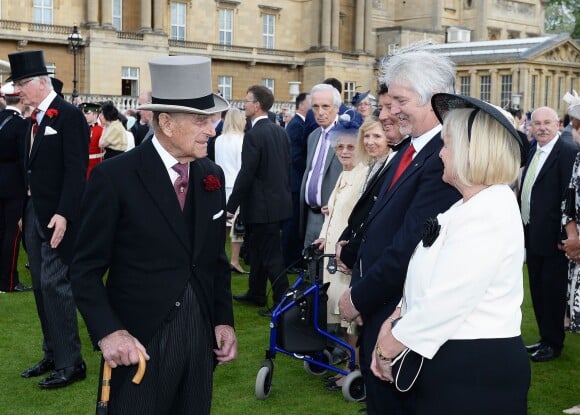 Le prince Philip, duc d'Edimbourg, rencontre des invités lors d'une garden party organisée dans les jardins de Buckingham Palace le 24 mai 2016.