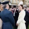 Kate Middleton, en Alexander McQueen, lors d'une garden party organisée dans les jardins de Buckingham Palace le 24 mai 2016.