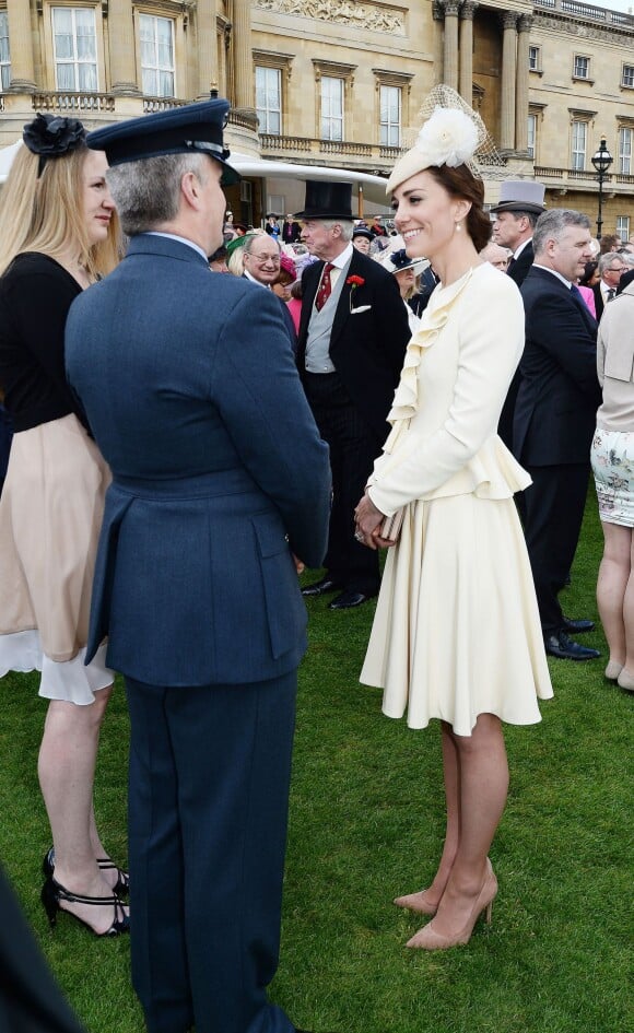 Kate Middleton, en Alexander McQueen, lors d'une garden party organisée dans les jardins de Buckingham Palace le 24 mai 2016.