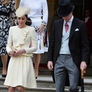 Kate Middleton et le prince William lors d'une garden party organisée dans les jardins de Buckingham Palace le 24 mai 2016.