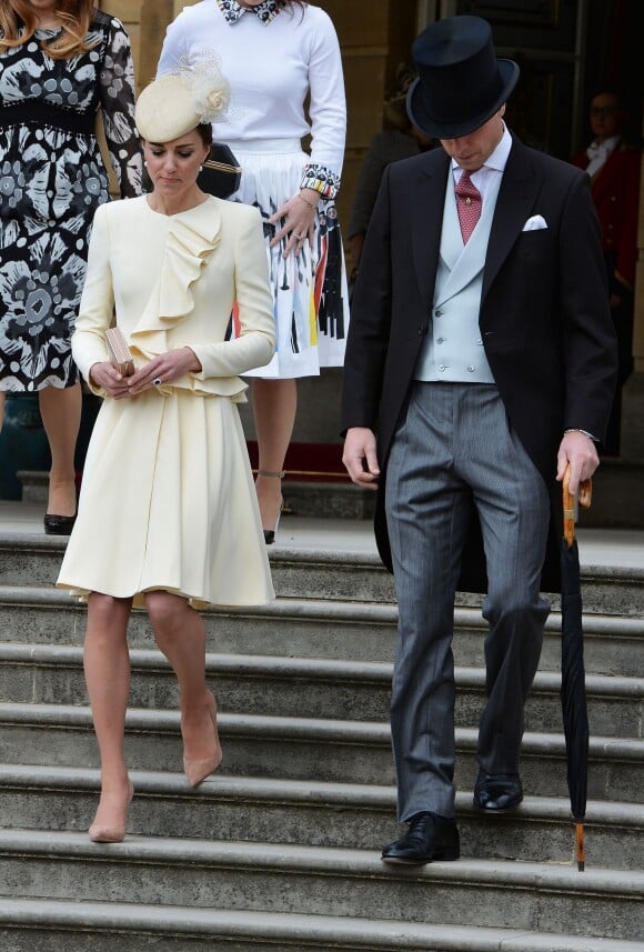 Kate Middleton et le prince William lors d'une garden party organisée dans les jardins de Buckingham Palace le 24 mai 2016.
