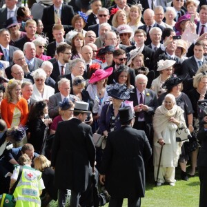 La reine Elizabeth II à la rencontre de ses invités lors d'une garden party organisée dans les jardins de Buckingham Palace le 24 mai 2016.