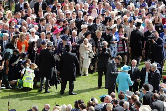 La reine Elizabeth II à la rencontre de ses invités lors d'une garden party organisée dans les jardins de Buckingham Palace le 24 mai 2016.