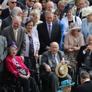 La reine Elizabeth II à la rencontre de ses invités lors d'une garden party organisée dans les jardins de Buckingham Palace le 24 mai 2016.