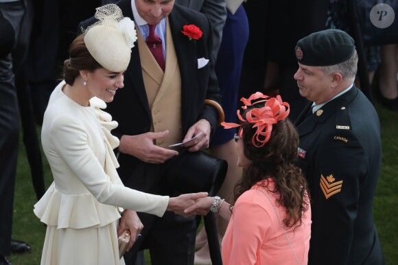 Kate Middleton avec des invités lors d'une garden party organisée dans les jardins de Buckingham Palace le 24 mai 2016.