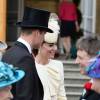 Kate Middleton et le prince William lors d'une garden party organisée par Elizabeth II dans les jardins de Buckingham Palace le 24 mai 2016.