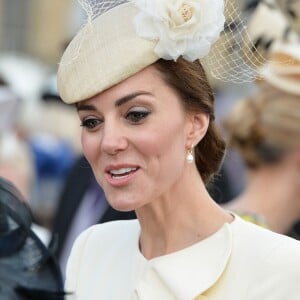 Kate Middleton, en Alexander McQueen, lors d'une garden party organisée dans les jardins de Buckingham Palace le 24 mai 2016.