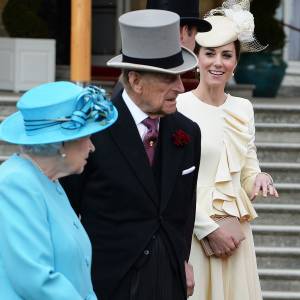 Kate Middleton aux côtés de la reine Elizabeth II et du duc d'Edimbourg lors d'une garden party organisée dans les jardins de Buckingham Palace le 24 mai 2016.