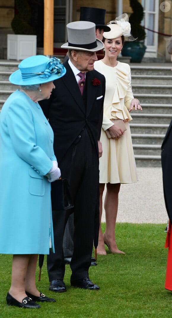 Kate Middleton aux côtés de la reine Elizabeth II et du duc d'Edimbourg lors d'une garden party organisée dans les jardins de Buckingham Palace le 24 mai 2016.