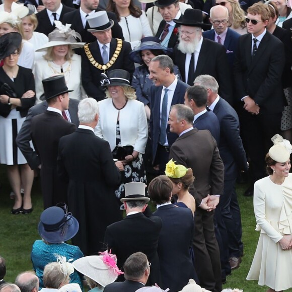 Kate Middleton au milieu de la foule lors d'une garden party organisée dans les jardins de Buckingham Palace le 24 mai 2016.
