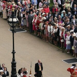 La princesse Beatrice d'York, la princesse Eugenie d'York, Kate Middleton, duchesse de Cambridge, le prince William, duc de Cambridge, la reine Elizabeth II et le prince Philip, duc d'Edimbourg, au moment de l'hymne national lors d'une garden party organisée dans les jardins de Buckingham Palace le 24 mai 2016.