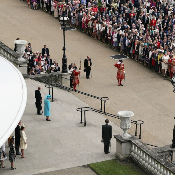 La princesse Beatrice d'York, la princesse Eugenie d'York, Kate Middleton, duchesse de Cambridge, le prince William, duc de Cambridge, la reine Elizabeth II et le prince Philip, duc d'Edimbourg, au moment de l'hymne national lors d'une garden party organisée dans les jardins de Buckingham Palace le 24 mai 2016.