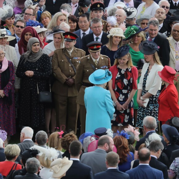 La reine Elizabeth II à la rencontre de ses invités lors d'une garden party organisée dans les jardins de Buckingham Palace le 24 mai 2016.