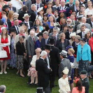 Kate Middleton au milieu de la foule lors d'une garden party organisée dans les jardins de Buckingham Palace le 24 mai 2016.