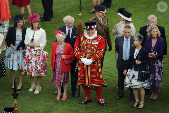 Image des invités lors d'une garden party organisée dans les jardins de Buckingham Palace le 24 mai 2016.
