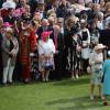 La reine Elizabeth II à la rencontre de ses invités lors d'une garden party organisée dans les jardins de Buckingham Palace le 24 mai 2016.