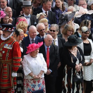 La reine Elizabeth II à la rencontre de ses invités lors d'une garden party organisée dans les jardins de Buckingham Palace le 24 mai 2016.
