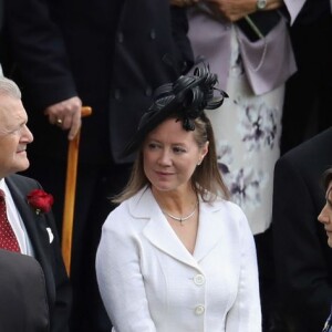 Kate Middleton et le prince William avec des invités lors d'une garden party organisée dans les jardins de Buckingham Palace le 24 mai 2016.