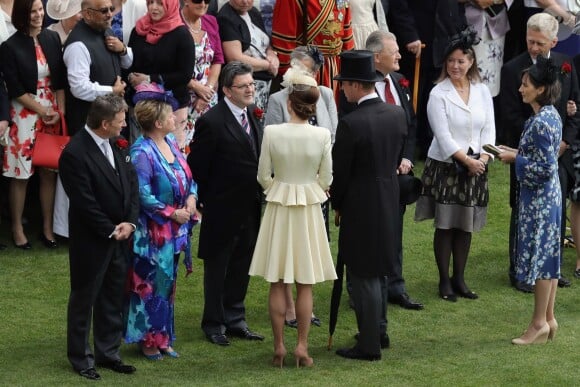 Kate Middleton et le prince William avec des invités lors d'une garden party organisée dans les jardins de Buckingham Palace le 24 mai 2016.