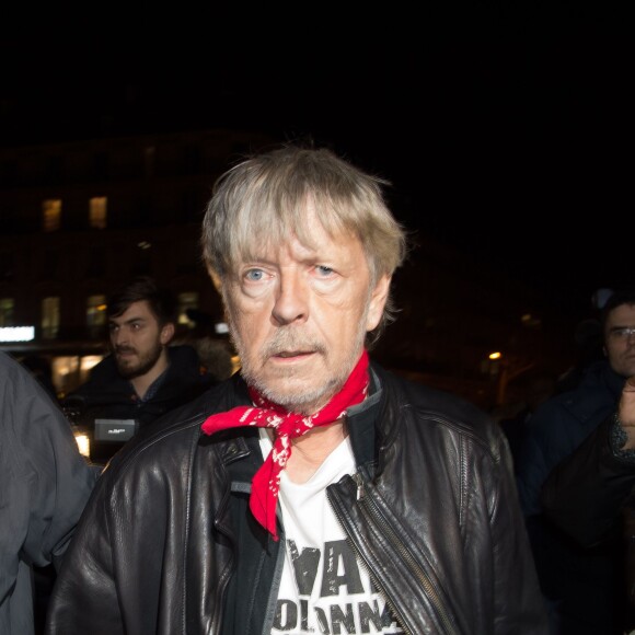 Le chanteur Renaud participe à un rassemblement spontané en hommage aux victimes des attentats de "Charlie Hebdo", Place de la République, à Paris, le 7 janvier 2016, scandant le slogan "même pas peur" un an jour pour jour après l'attaque terroriste.