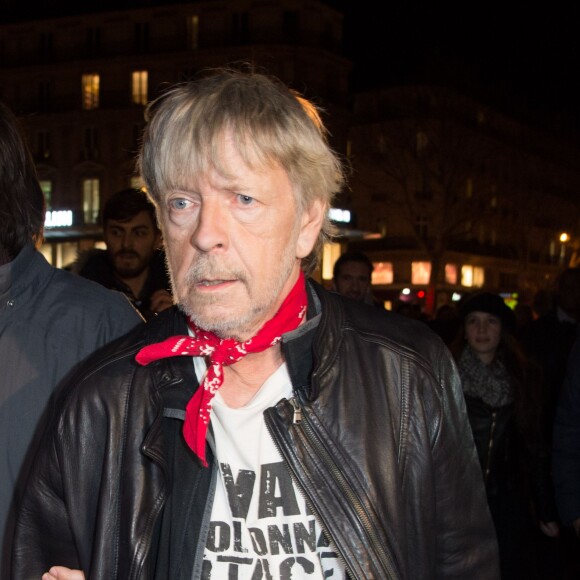 Le chanteur Renaud participe à un rassemblement spontané en hommage aux victimes des attentats de "Charlie Hebdo", Place de la République, à Paris, le 7 janvier 2016, scandant le slogan "même pas peur" un an jour pour jour après l'attaque terroriste.