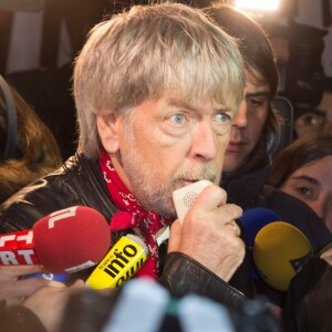 Le chanteur Renaud participe à un rassemblement spontané en hommage aux victimes des attentats de "Charlie Hebdo", Place de la République, à Paris, le 7 janvier 2016, scandant le slogan "même pas peur" un an jour pour jour après l'attaque terroriste.