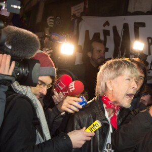 Le chanteur Renaud participe à un rassemblement spontané en hommage aux victimes des attentats de "Charlie Hebdo", Place de la République, à Paris, le 7 janvier 2016, scandant le slogan "même pas peur" un an jour pour jour après l'attaque terroriste.