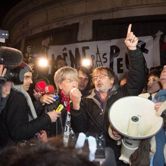 Le chanteur Renaud participe à un rassemblement spontané en hommage aux victimes des attentats de "Charlie Hebdo", Place de la République, à Paris, le 7 janvier 2016, scandant le slogan "même pas peur" un an jour pour jour après l'attaque terroriste.
