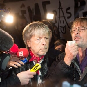 Le chanteur Renaud participe à un rassemblement spontané en hommage aux victimes des attentats de "Charlie Hebdo", Place de la République, à Paris, le 7 janvier 2016, scandant le slogan "même pas peur" un an jour pour jour après l'attaque terroriste.