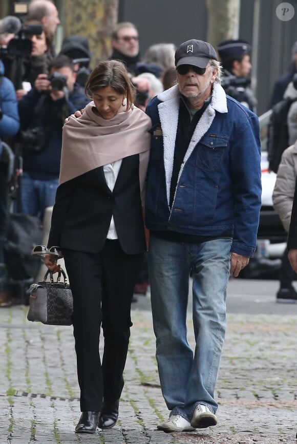 Ingrid Betancourt et le chanteur Renaud aux obsèques de Michel Delpech en l'église Saint-Sulpice à Paris, le 8 janvier 2016.