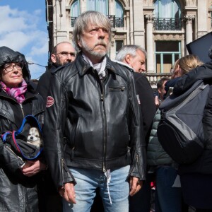 Exclusif - Renaud est allé déposer une rose, place de la Bourse à Bruxelles, en hommage aux victimes des attentats du 22 mars 2016 de la capitale belge, le 27 mars 2016. ©Alain Rolland/Imagebuzz/Bestimage