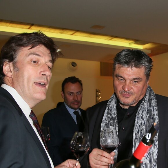 David Douillet et sa compagne Vanessa Carrara (enceinte) - David Douillet à la 1ère édition des "Plumes d'Or du Vin et de la Gastronomie" au Pavillon Vendôme à Paris. Cette soirée récompensait, les meilleurs journalistes français et étrangers spécialisés dans le domaine du vin et de la gastronomie mais également une personnalité de renom étant très impliquée dans ces domaines. La soirée réunissait pas moins de 3 grands chefs étoilés (Anne-Sophie Pic, Arnaud Lallement et Sang Hoon Degeimbre) ainsi que le concours du chef Paul Pairet. Une première édition très épicurienne, placée sous les signes du talent et de l'élégance. Paris, le 19 mai 2016.