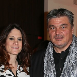 David Douillet et sa compagne Vanessa Carrara (enceinte) - David Douillet à la 1ère édition des "Plumes d'Or du Vin et de la Gastronomie" au Pavillon Vendôme à Paris. Cette soirée récompensait, les meilleurs journalistes français et étrangers spécialisés dans le domaine du vin et de la gastronomie mais également une personnalité de renom étant très impliquée dans ces domaines. La soirée réunissait pas moins de 3 grands chefs étoilés (Anne-Sophie Pic, Arnaud Lallement et Sang Hoon Degeimbre) ainsi que le concours du chef Paul Pairet. Une première édition très épicurienne, placée sous les signes du talent et de l'élégance. Paris, le 19 mai 2016. 