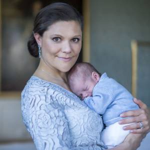 Le prince Oscar de Suède, deuxième enfant de la princesse Victoria et du prince Daniel, doit recevoir le baptême le 27 mai 2016 en la chapelle royale à Stockholm.