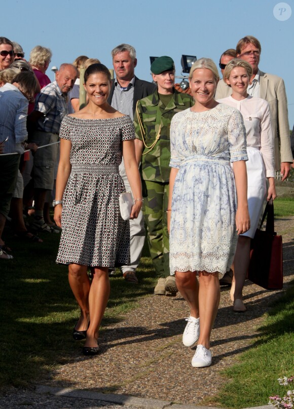 La princesse Victoria de Suède (robe foncée) et la princesse Mette-Marit de Norvège (robe claire) prennent part au pèlerinage du Climat entre Halden (Norvège) et Stromstad (Suède) le 22 août 2015.