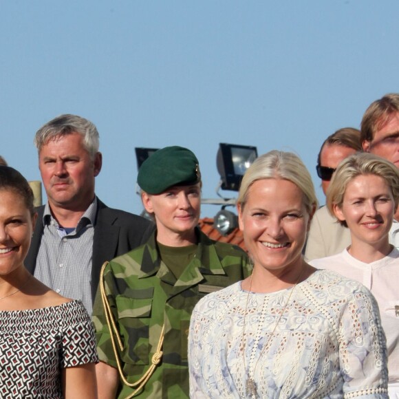 La princesse Victoria de Suède (robe foncée) et la princesse Mette-Marit de Norvège (robe claire) prennent part au pèlerinage du Climat entre Halden (Norvège) et Stromstad (Suède) le 22 août 2015.