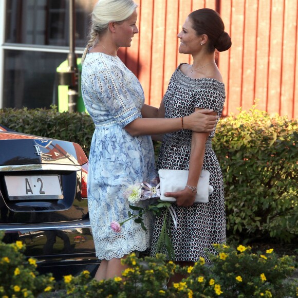 La princesse Victoria de Suède (robe foncée) et la princesse Mette-Marit de Norvège (robe claire) prennent part au pèlerinage du Climat entre Halden (Norvège) et Stromstad (Suède) le 22 août 2015.