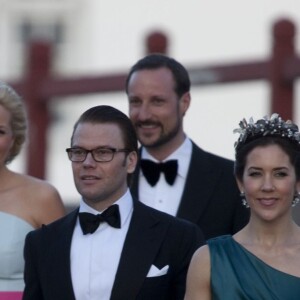 La princesse Victoria et le prince Daniel de Suède avec le prince Frederik et la princesse Mary de Danemark, suivis du prince Haakon et de la princesse Mette-Marit de Norvège, lors des 70 ans de la reine Margrethe de Danemark au château de Fredensborg le 16 avril 2010.