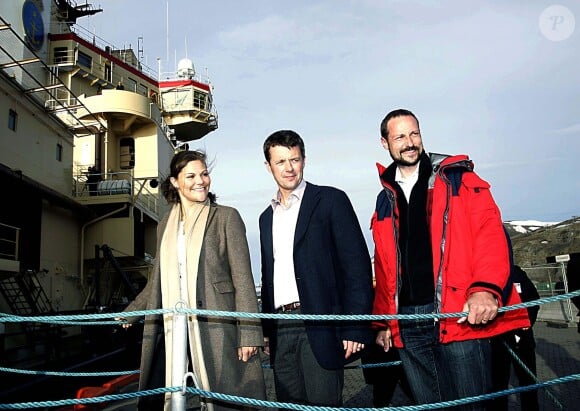 La princesse Victoria de Suède avec le prince Frederik de Danemark et le prince Haakon de Norvège à bord du Oden in Svalbard en Norvège en juin 2008