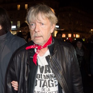 Le chanteur Renaud (Renaud Séchan) participe à un rassemblement spontané en hommage aux victimes des attentats de Charlie Hebdo Place de la République, à Paris, le 7 janvier 2016, scandant le slogan "même pas peur" un an jour pour jour après l'attaque terroriste.