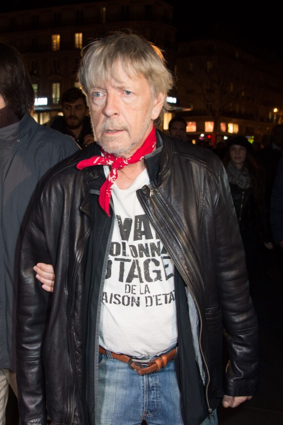 Le chanteur Renaud (Renaud Séchan) participe à un rassemblement spontané en hommage aux victimes des attentats de Charlie Hebdo Place de la République, à Paris, le 7 janvier 2016, scandant le slogan "même pas peur" un an jour pour jour après l'attaque terroriste.