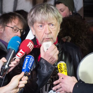 Le chanteur Renaud (Renaud Séchan) participe à un rassemblement spontané en hommage aux victimes des attentats de Charlie Hebdo Place de la République, à Paris, le 7 janvier 2016, scandant le slogan "même pas peur" un an jour pour jour après l'attaque terroriste.