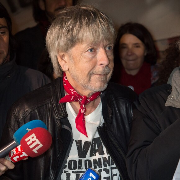 Le chanteur Renaud (Renaud Séchan) participe à un rassemblement spontané en hommage aux victimes des attentats de Charlie Hebdo Place de la République, à Paris, le 7 janvier 2016, scandant le slogan "même pas peur" un an jour pour jour après l'attaque terroriste.