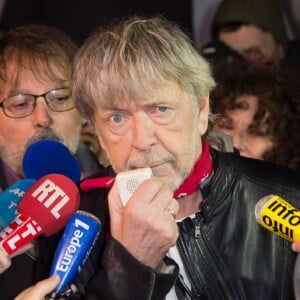 Le chanteur Renaud (Renaud Séchan) et Christophe Alévêque participent à un rassemblement spontané en hommage aux victimes des attentats de Charlie Hebdo Place de la République, à Paris, le 7 janvier 2016, scandant le slogan "même pas peur" un an jour pour jour après l'attaque terroriste.