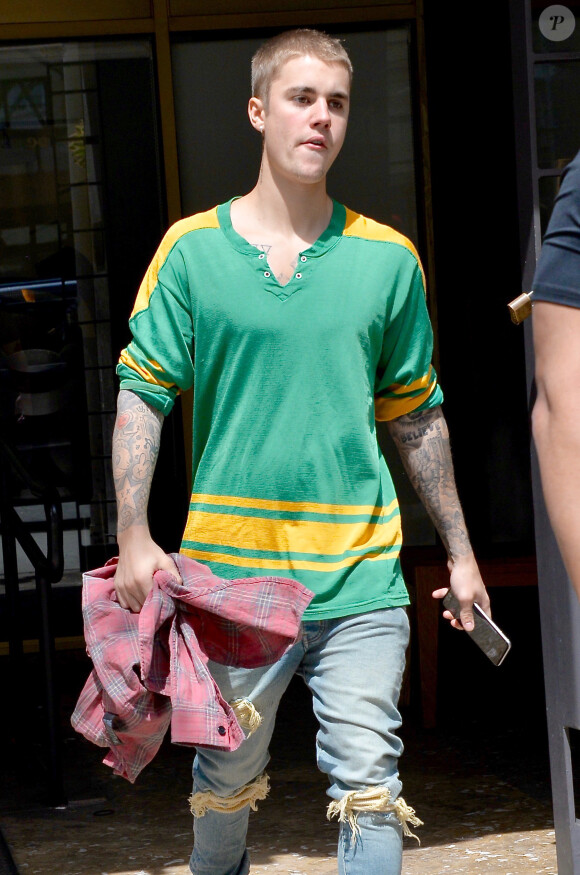 Justin Bieber se promène dans les rues de Los Angeles, le 20 mai 2016