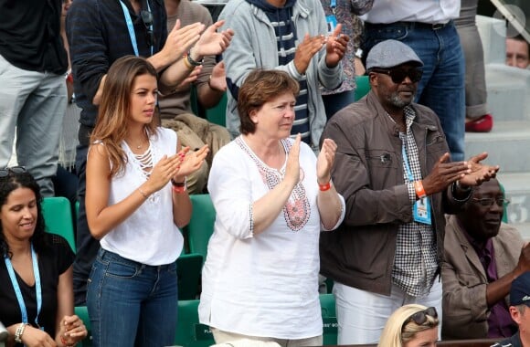Noura El Swekh (compagne de Jo-Wilfried Tsonga) et les parents de Jo-Wilfried Tsonga dans les tribunes de Roland Garros le 26 mai 2016. © Dominique Jacovides / Bestimage