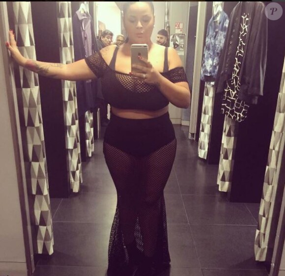 Sarah Fraisou des "Anges 8" pose pour sa marque de vêtements