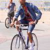 Chris Brown fait du vélo sur le tournage de son nouveau clip vidéo avec DJ Benny Benassi à Santa Monica, le 15 mars 2016