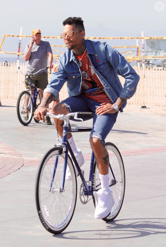 Chris Brown fait du vélo sur le tournage de son nouveau clip vidéo avec DJ Benny Benassi à Santa Monica, le 15 mars 2016
